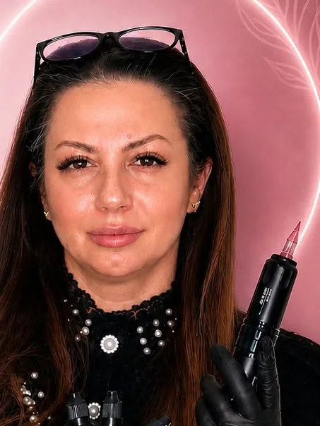 Alina Nicolau, dermopigmentist în Buzău, cu dermograful și pigmenții